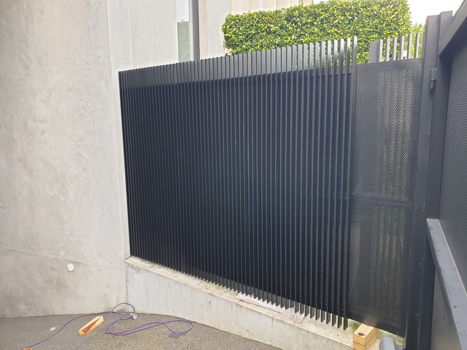 Black aluminium slat fencing and gate installed by MMR at a Melbourne property